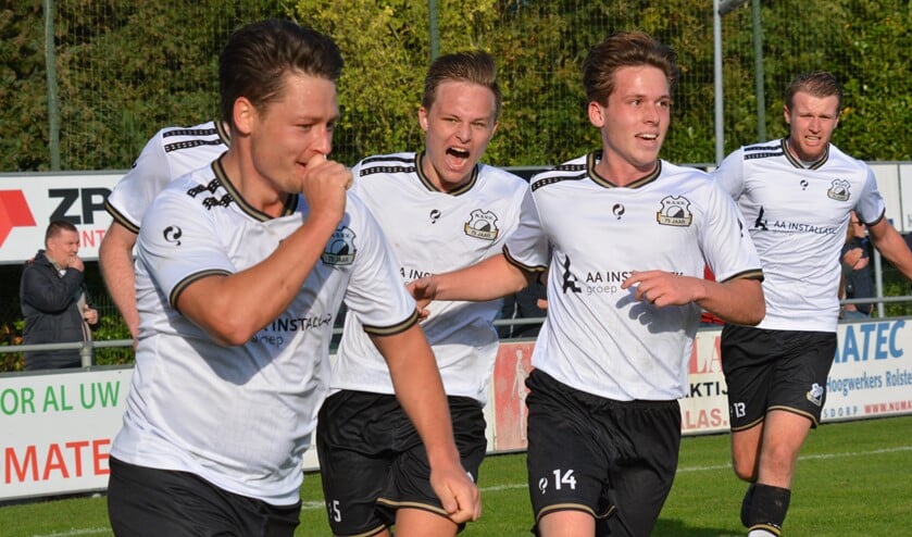 <p>Gijs van de Zande (vorige week voor de tweede keer vader geworden) viert zijn doelpunt met zijn medespelers. (foto: Cindy Vos)</p>