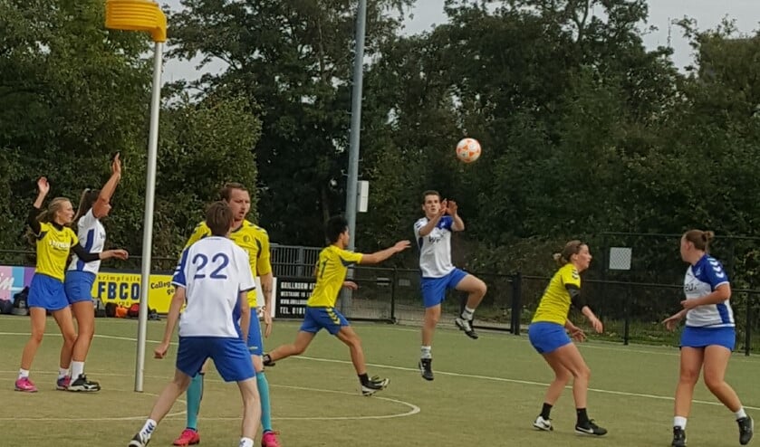 Joey Ockeloen vangt hier de bal mooi in de lucht.