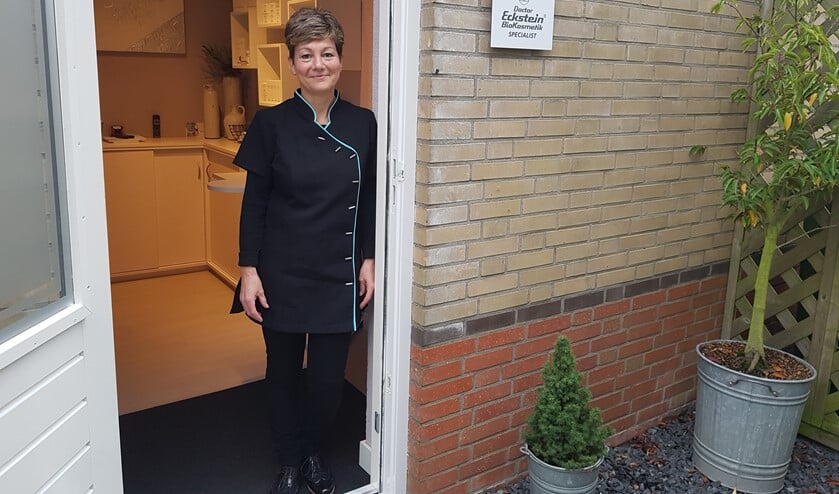 <p>Sandra Biesheuvel bij haar salon: "Ik doe dit werk al 35 jaar met veel plezier.” </p>