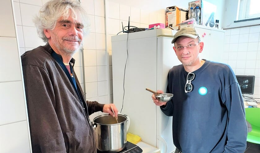 <p class="Onderschrift" pstyle="Onderschrift">Ron en Dimitri (rechts) heten je welkom. (foto: Conno Bochoven)</p>