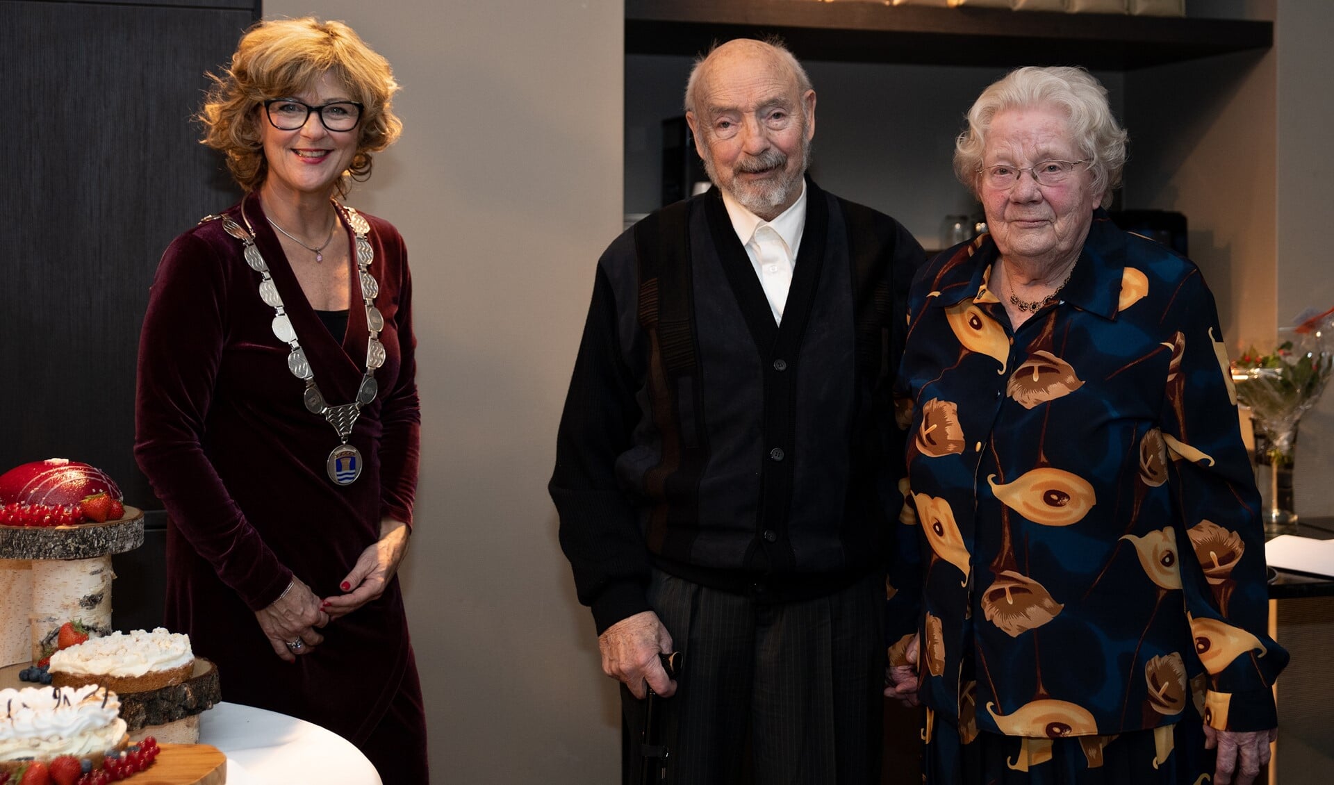 De familie Hartman vierde het feest niet alleen met hun familie. Ook burgemeester Ada Grootenboer-Dubbelman bracht een bezoekje om het paar te feliciteren.  Foto: Anneke Fotografie