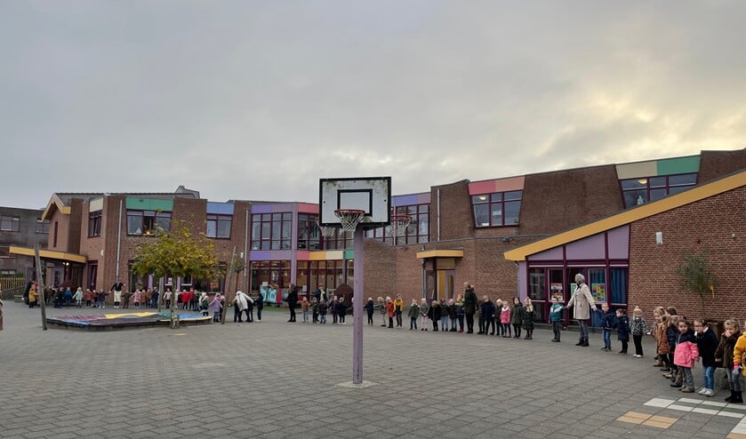 <p>Met een lange slinger werd het laatste boek naar de bieb gebracht! Foto: Bas Snijders</p>