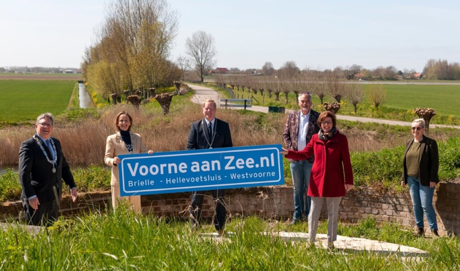 De door Partij Westvoorne geclaimde domeinnaam 'Voorne aan Zee.nl' werd in april op ludieke wijze 'om niet' overhandigd aan de drie burgemeesters bij Fort Penserdijk op het kruispunt van de drie gemeentegrenzen 