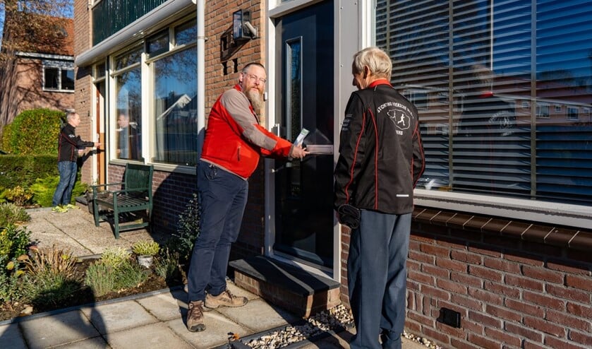 <p>Wethouder Huibert Steen liep een stukje op met de Hoeksche Waard Runners, die huis-aan-huis bij een deel van de inwoners een brief hebben bezorgd over de isolatieactie van de gemeente in samenwerking met het Regionaal Energieloket. </p>