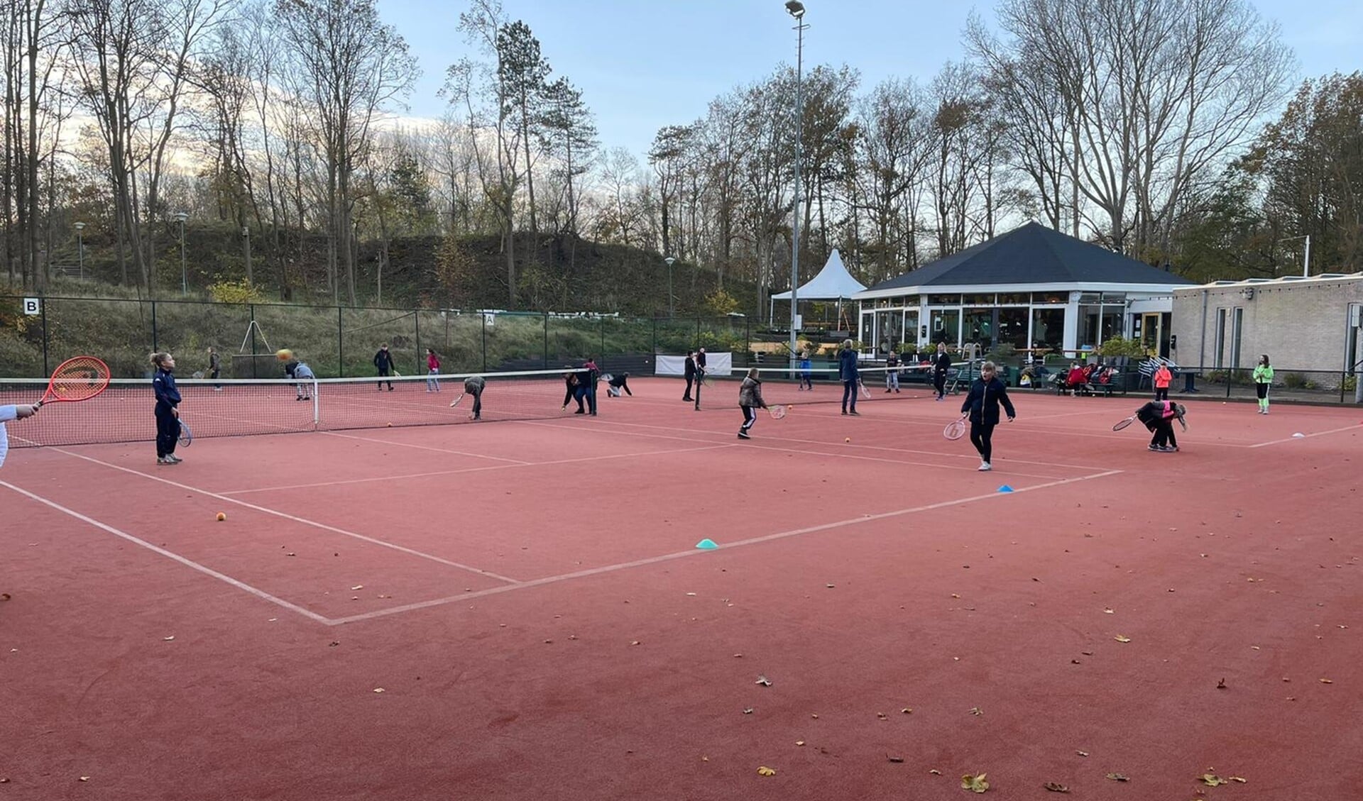 Het was heerlijk weer en de kinderen konden zich buiten lekker uitleven 