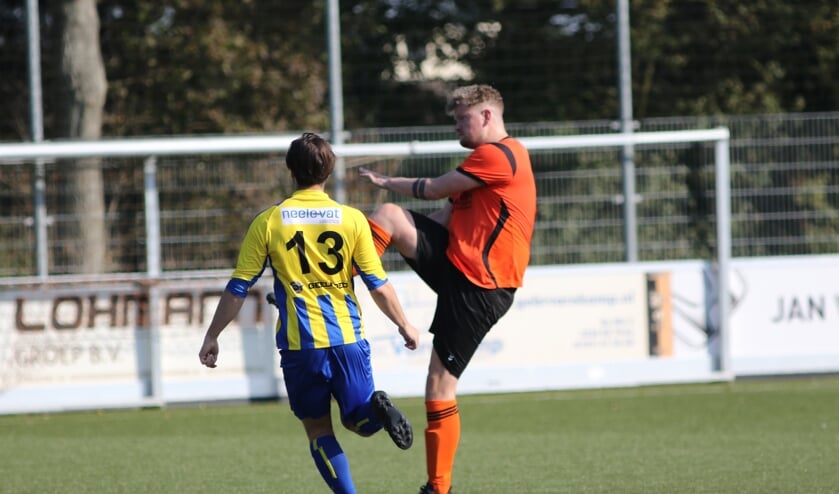 <p>Dave Leurs kopte de 1-2 van Rockanje binnen in de uitwedstrijd bij NTVV in Nieuwe-Tonge. (Archieffoto: Wil van Balen). </p>