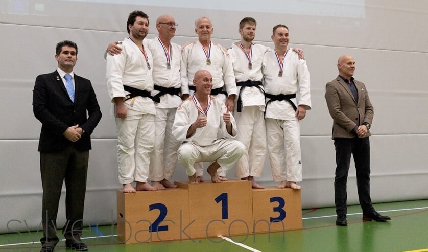 <p>De kampioenen met Boaz van Dam links op de foto.</p>
