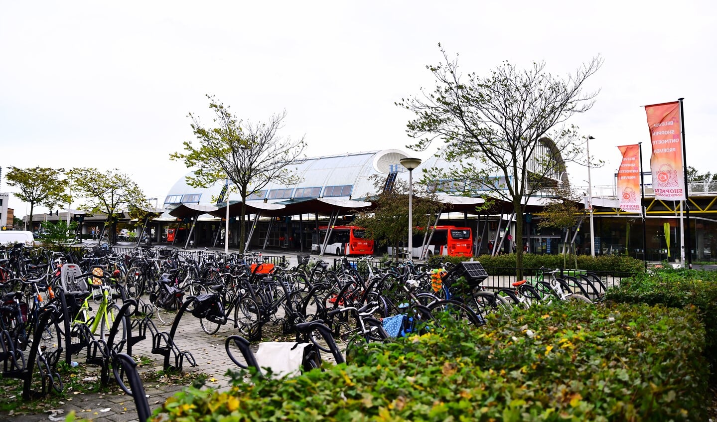 De fietsenstalling bij metrostation Spijkenisse centrum.