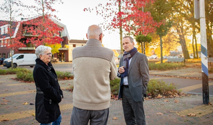 Burgemeester Bram van Hemmen (rechts) is veel in gesprek met inwoners over hoe zij deze tijd beleven. (foto: Sophia van der Kaade)