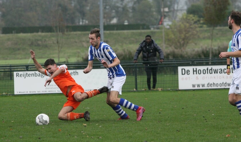 <p>Santino Langendoen scoorde voor Zwartewaal in de inhaalwedstrijd bij OFB. (Archieffoto: Wil van Balen).</p>