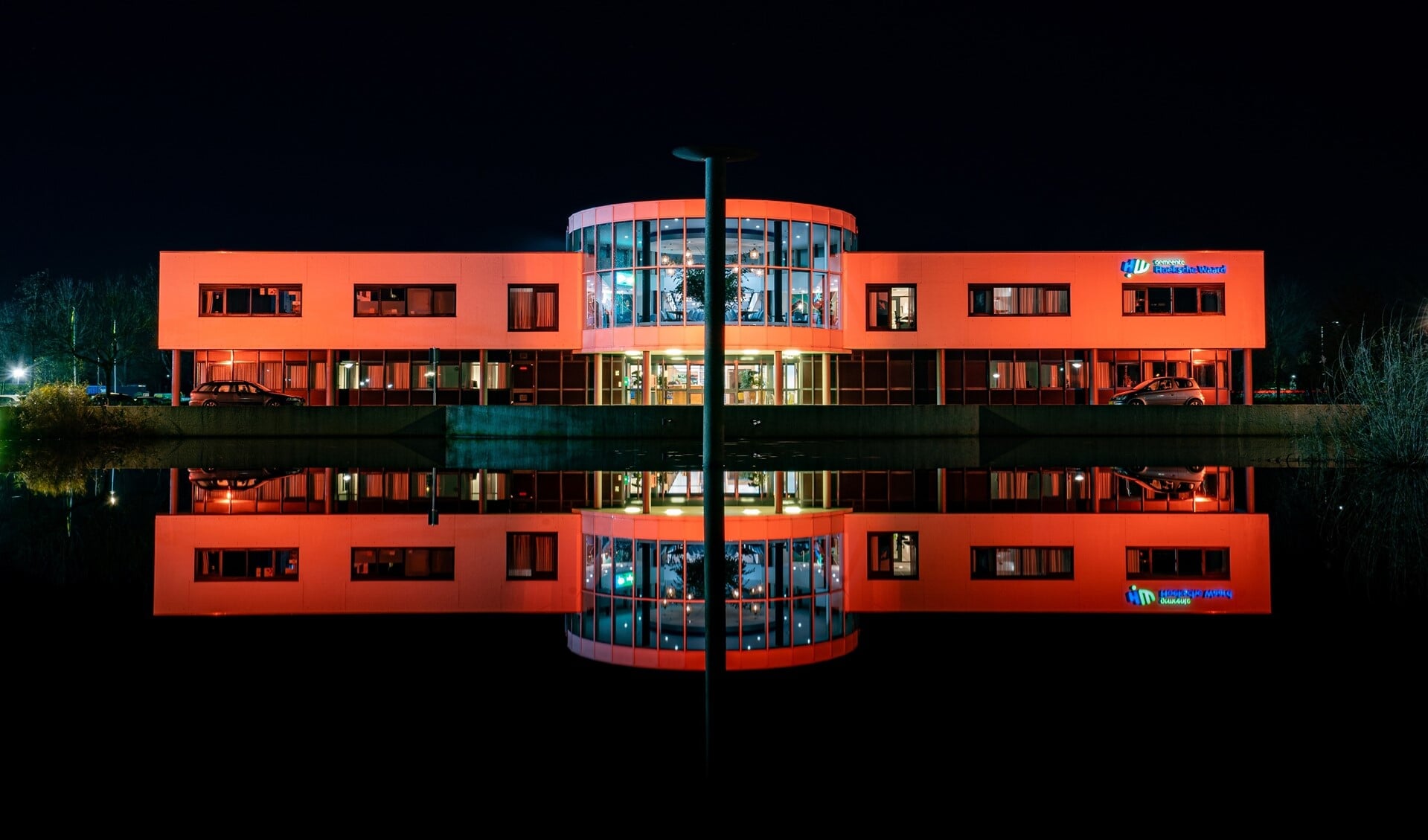 De gemeentehuizen in Oud-Beijerland en Maasdam zijn in het kader van Orange the World elke avond oranje verlicht. 
