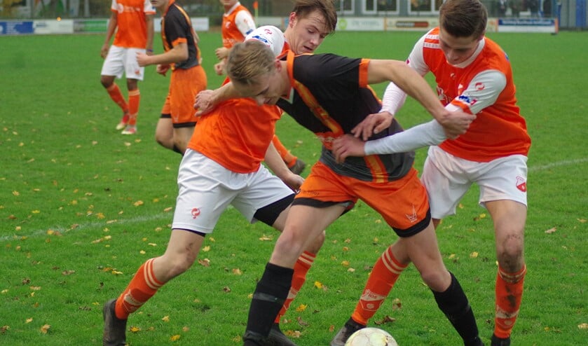 <p>Maurice Heerschap aan de bal tussen Niels Buijs (l) en Joran Hagens (r)</p>