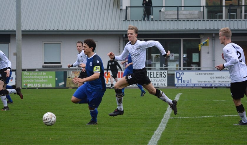 <p>Competitiedebutant Paco Steijn in de achtervolging. (foto: Cindy Vos)</p>