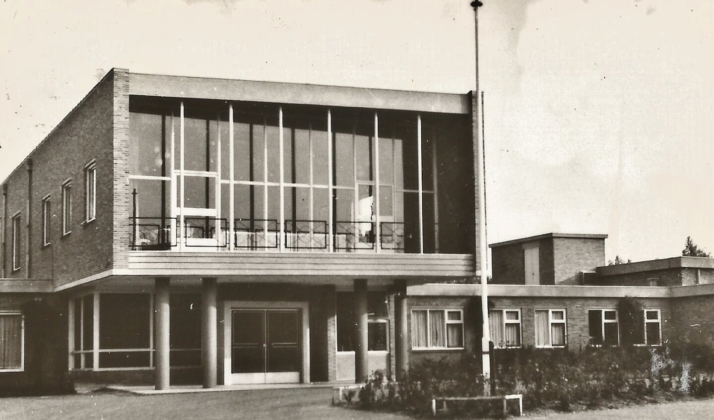 de hoofdingang van de Plantage zoals die in 1961 geopend werd door prinses Beatrix