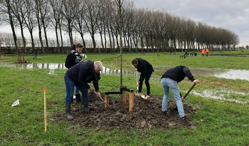 Vanwege de regen van de laatste dagen was het nogal nat in het gebied, maar gelukkig stopte de regen toen het planten van start ging.