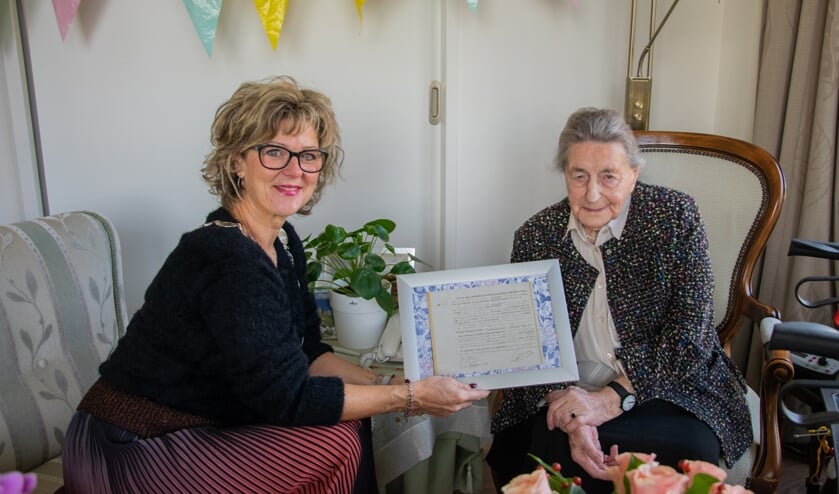 <p>Mevrouw Tanis kreeg voor haar 102de verjaar visite van de burgemeester. En ze kreeg van de gemeente haar geboorteakte cadeau! Foto: Sam Fish</p>