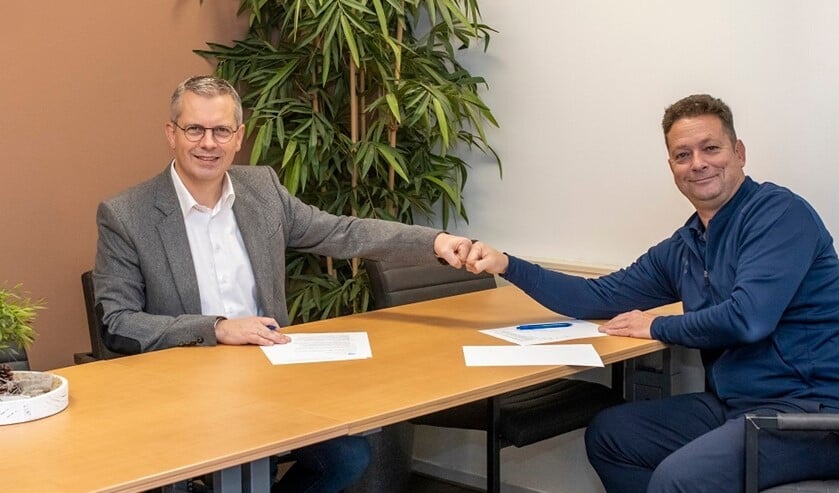 <p>OHW-voorzitter Frank van den Ouden (links) en college OVdB-voorzitter Jaco Sterk bekrachtigen de deal met een modieuze boks. (foto: Spencer Lips)</p>