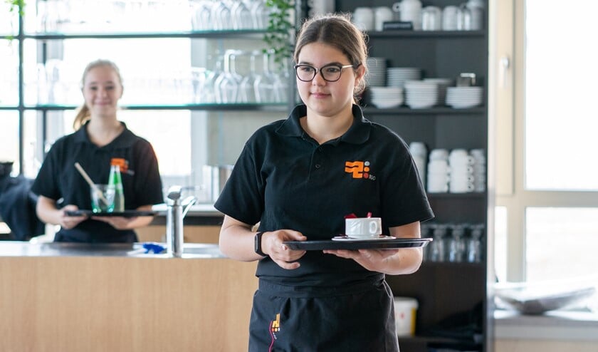 <p> Gasten een leuke avond met lekker eten bezorgen, dat is waar ook de leerlingen van genieten als ze aan het werk zijn in dit prachtige nieuwe restaurant in De Beroepscampus met een moderne grote horecakeuken. </p>