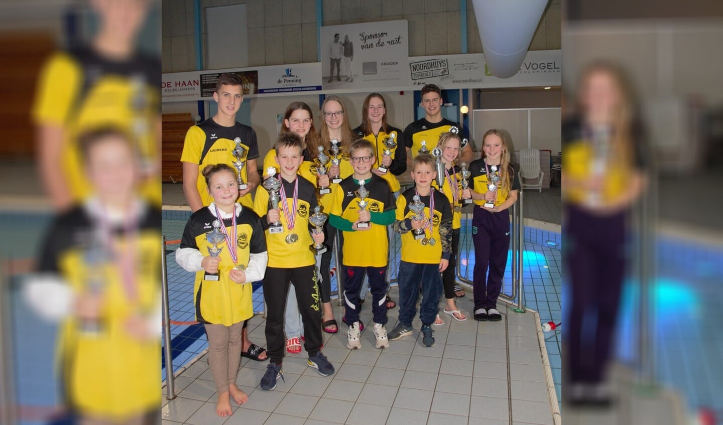 Alle clubkampioenen met hun bekers bijeen.