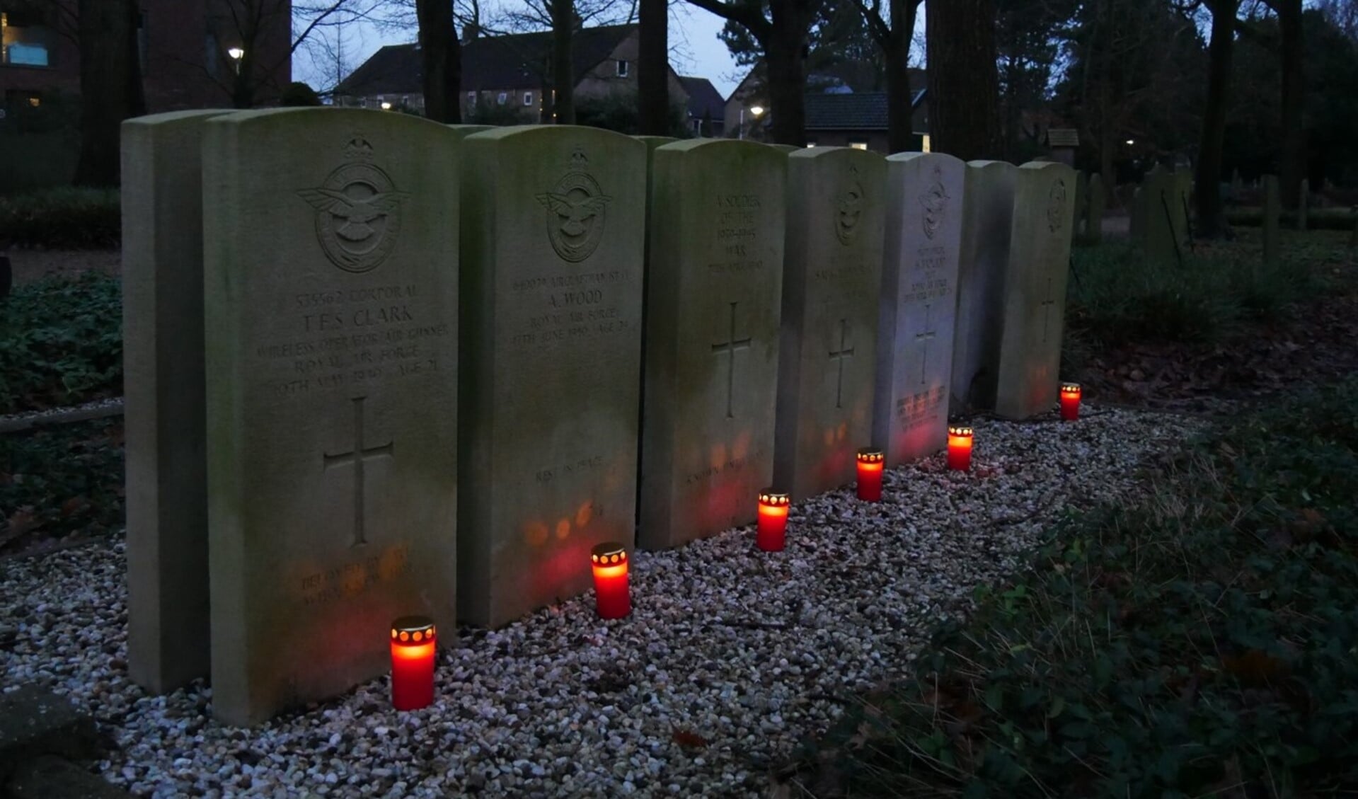 Lichtjes bij de oorlogsgraven van de Britse en Amerikaanse militairen 