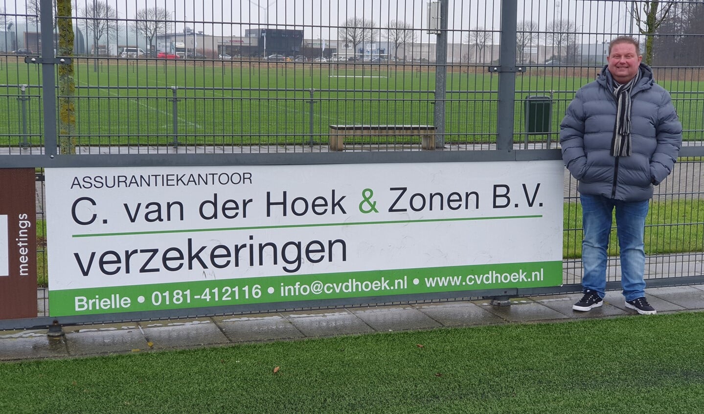 Natuurlijk heeft het familiebedrijf van Harro de Reus een reclamebord op het Brielse Geuzenpark...