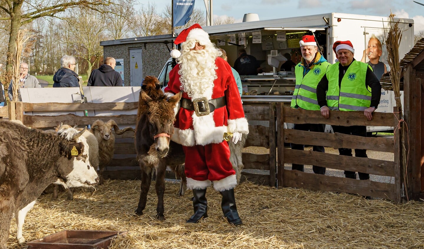 Ook Ad van der Bom (uiterst rechts) nam net als de kerstman een kijkje bij de kerststal. 