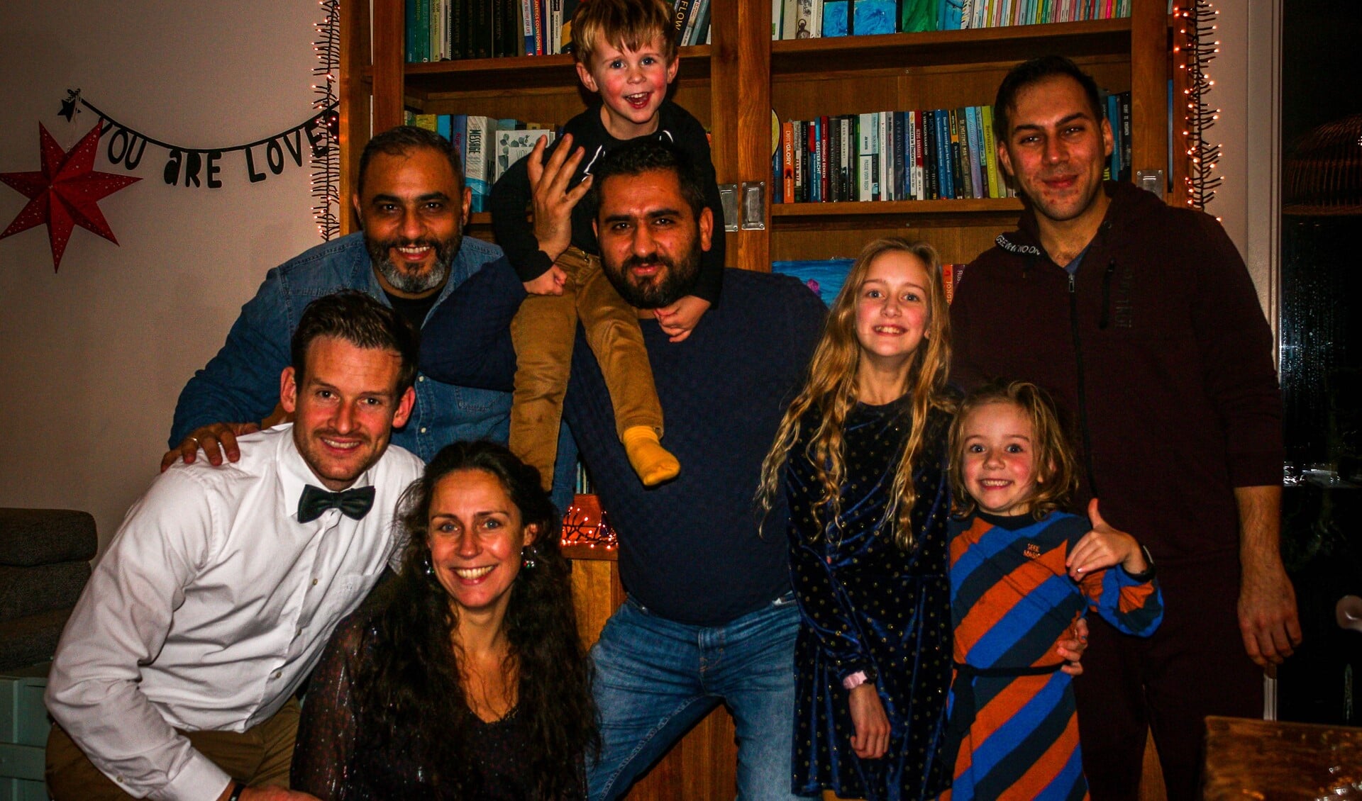 Zo’n 50 vluchtelingen hebben bij 19 gezinnen uit Goeree-Overflakkee samen van een traditionele kerstmaaltijd genoten. 