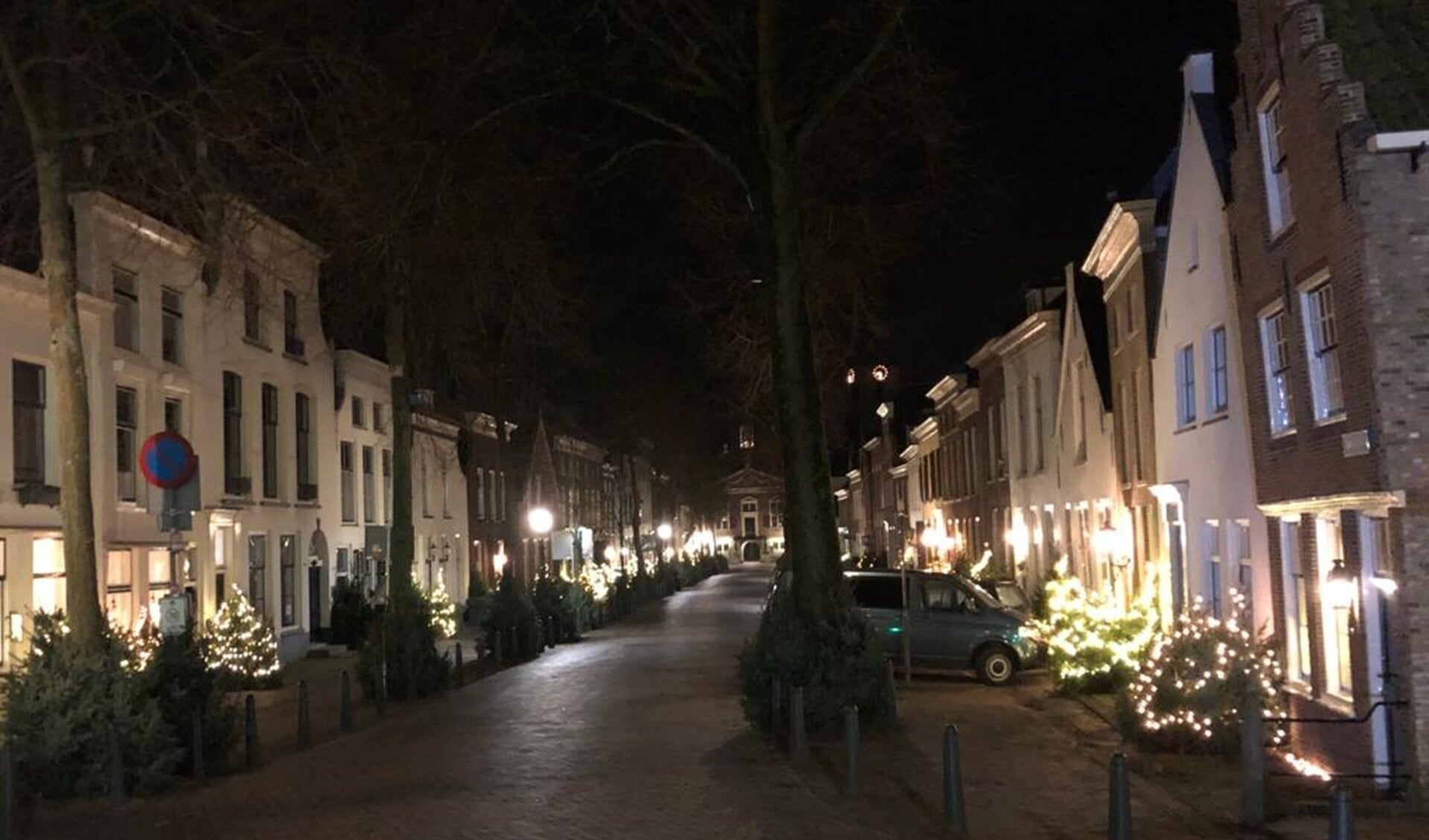 De Voorstraat in Middelharnis ziet er weer feestelijk uit.
