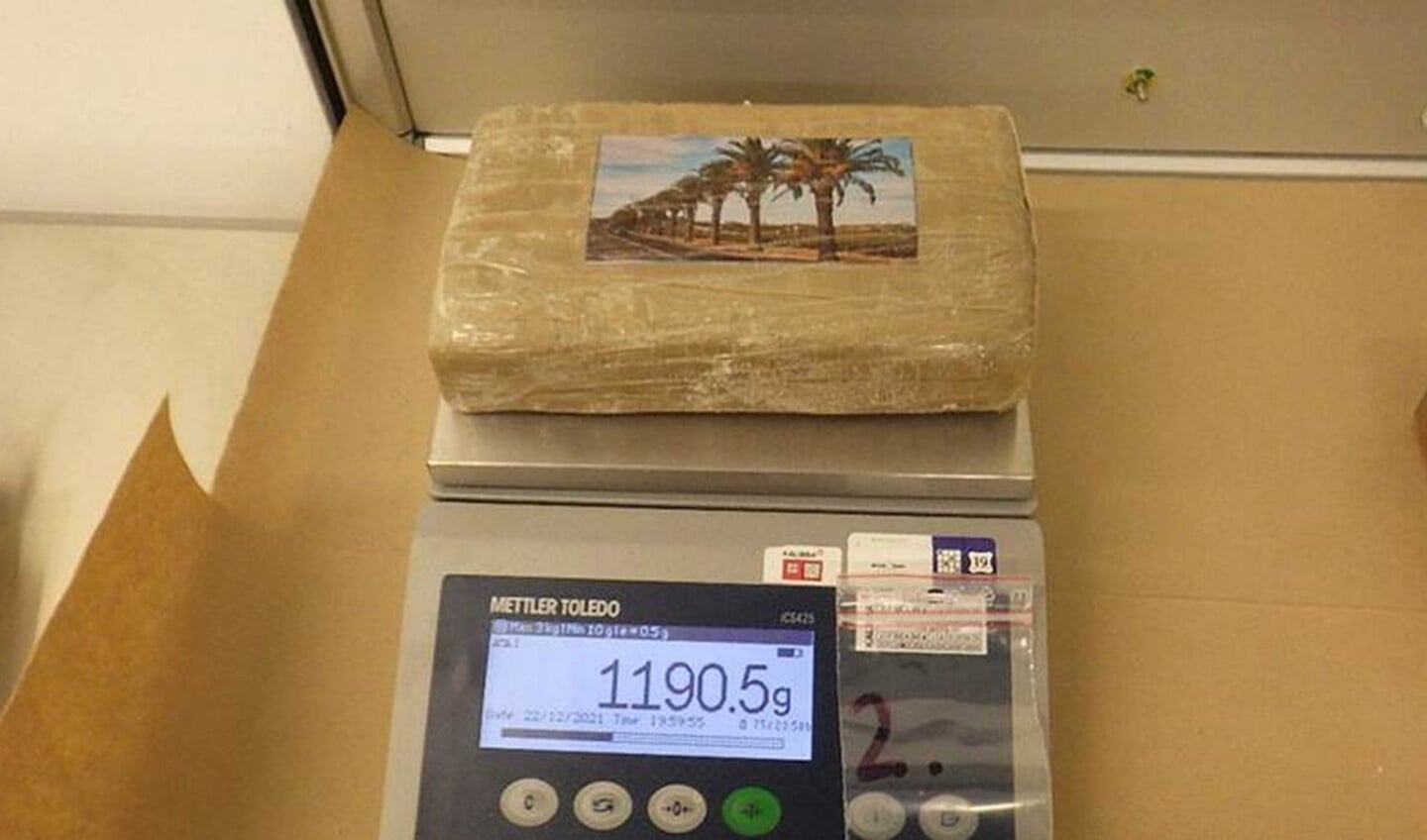 Eén van de 32 pakketten cocaïne op een weegschaal