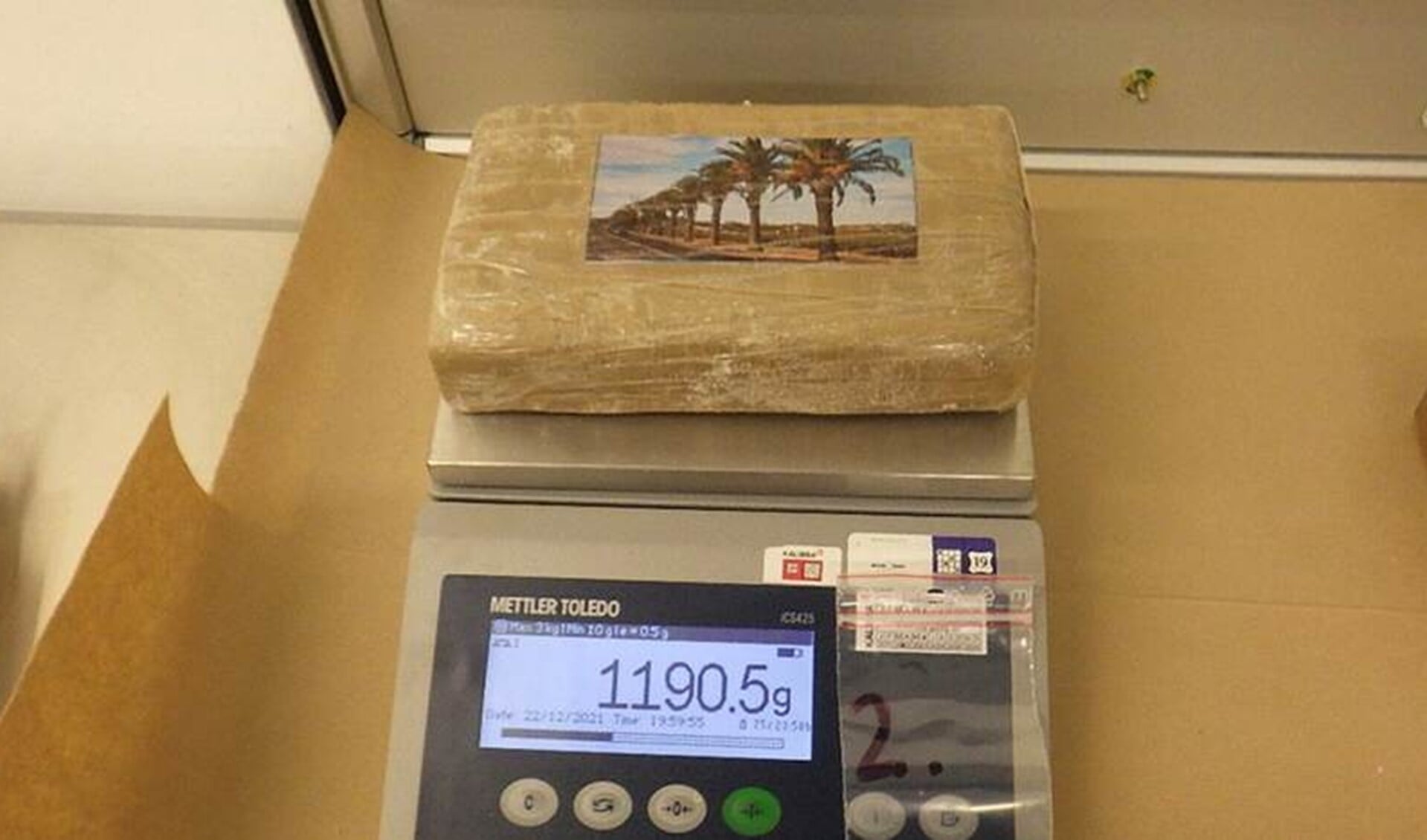 Eén van de 32 pakketten cocaïne op een weegschaal 
