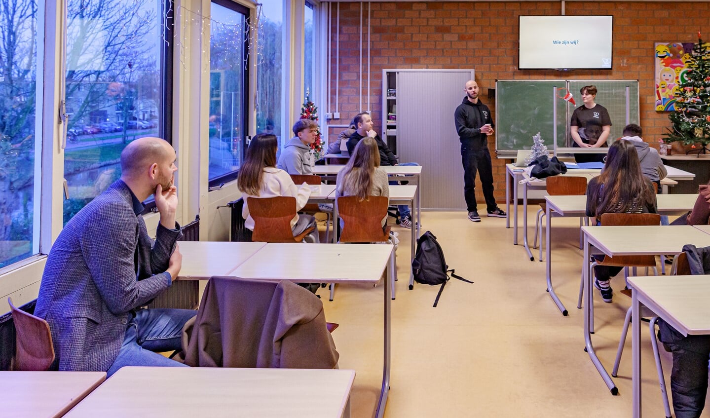De Wethouder luisterde aandachtig naar de gastles op zijn oude school. (Foto: Foto-OK.nl)