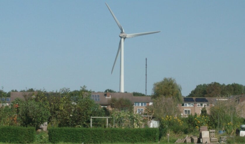 <p>Zicht op de windmolens vanaf de begraafplaats Heenvliet Zuidwest</p>