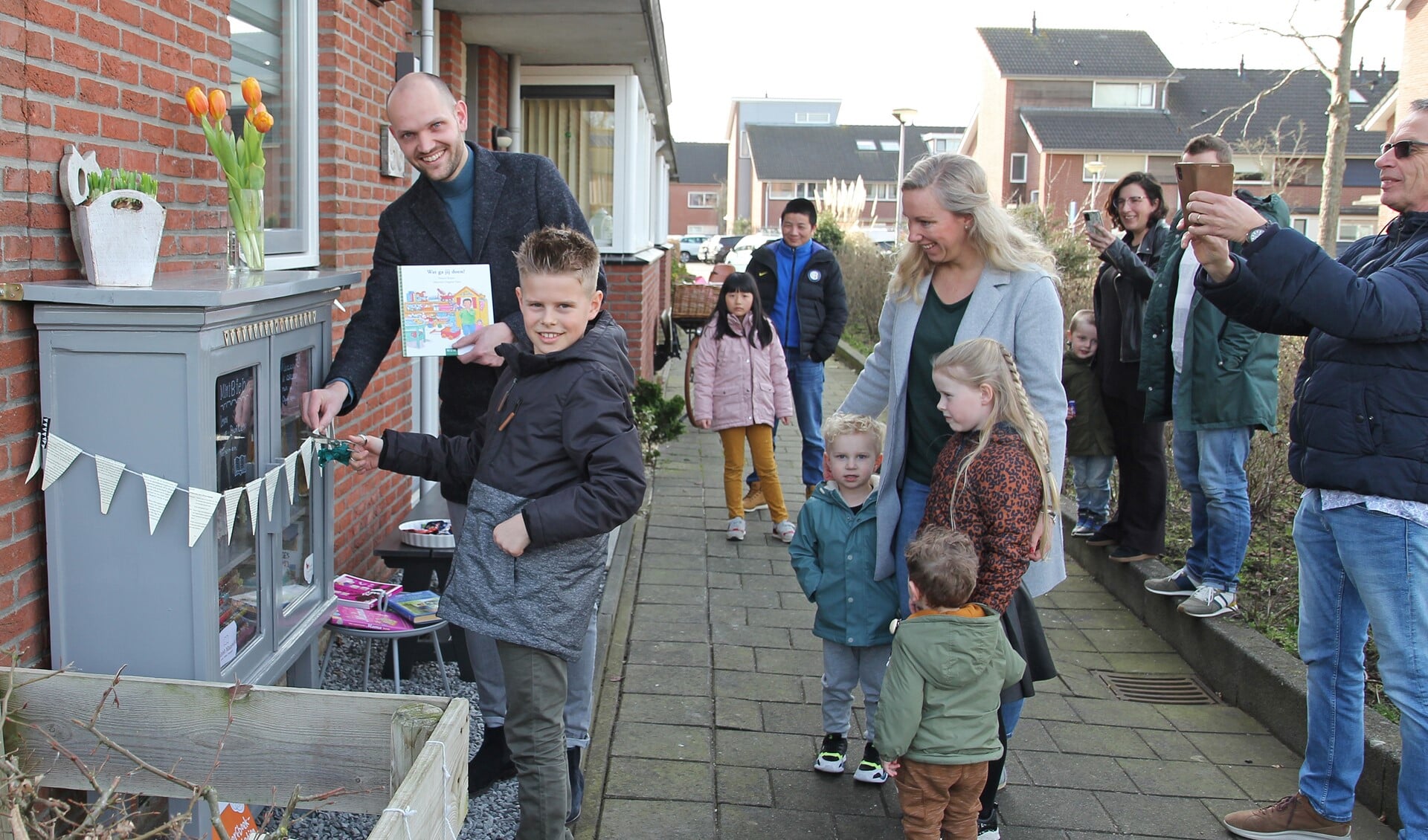 Met deskundige hulp uit de buurt opende wethouder Wouter Struijk de Minibieb Maaswijk. 