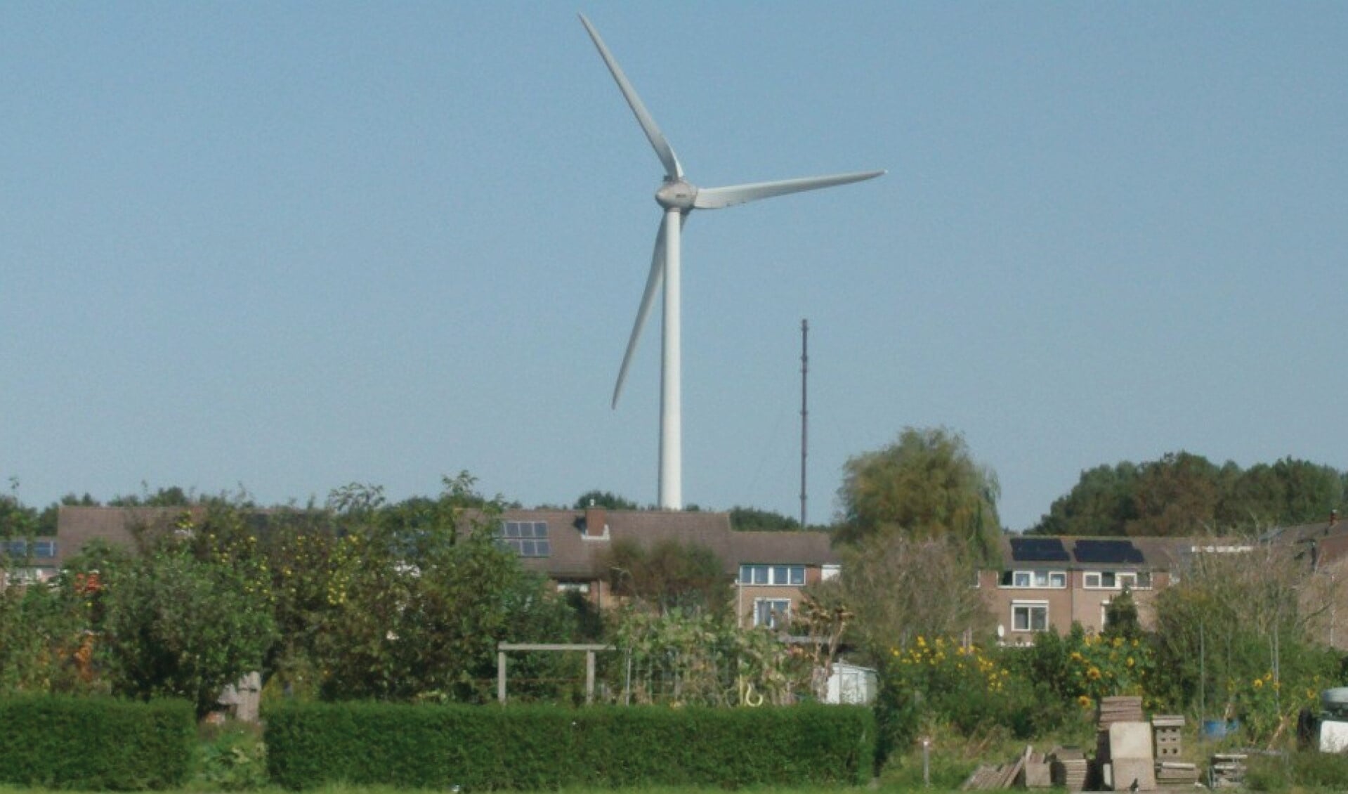 Zicht op de windmolens vanaf de begraafplaats Heenvliet Zuidwest