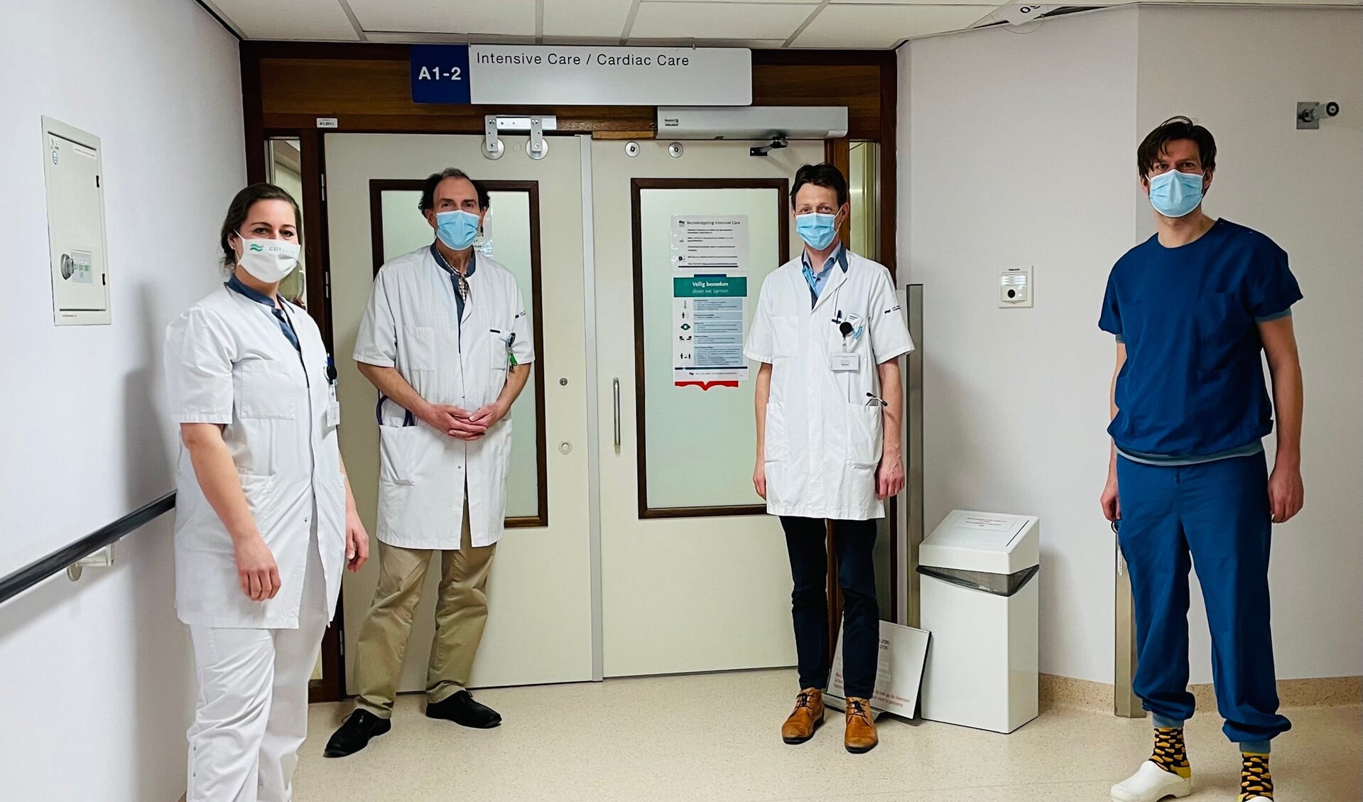 Het multidisciplinaire team uit het Van Weel-Bethesda Ziekenhuis dat voor de dagelijkse zorg rond covid-19 verantwoordelijk is. Van links naar rechts Eline van Dijk-Hurkens (physician assistent), Dr. Peter van Hal (longarts-immunoloog), Rien Dekkers (internist) en Sjoerd Thijsse (anesthesioloog-intensivist).
