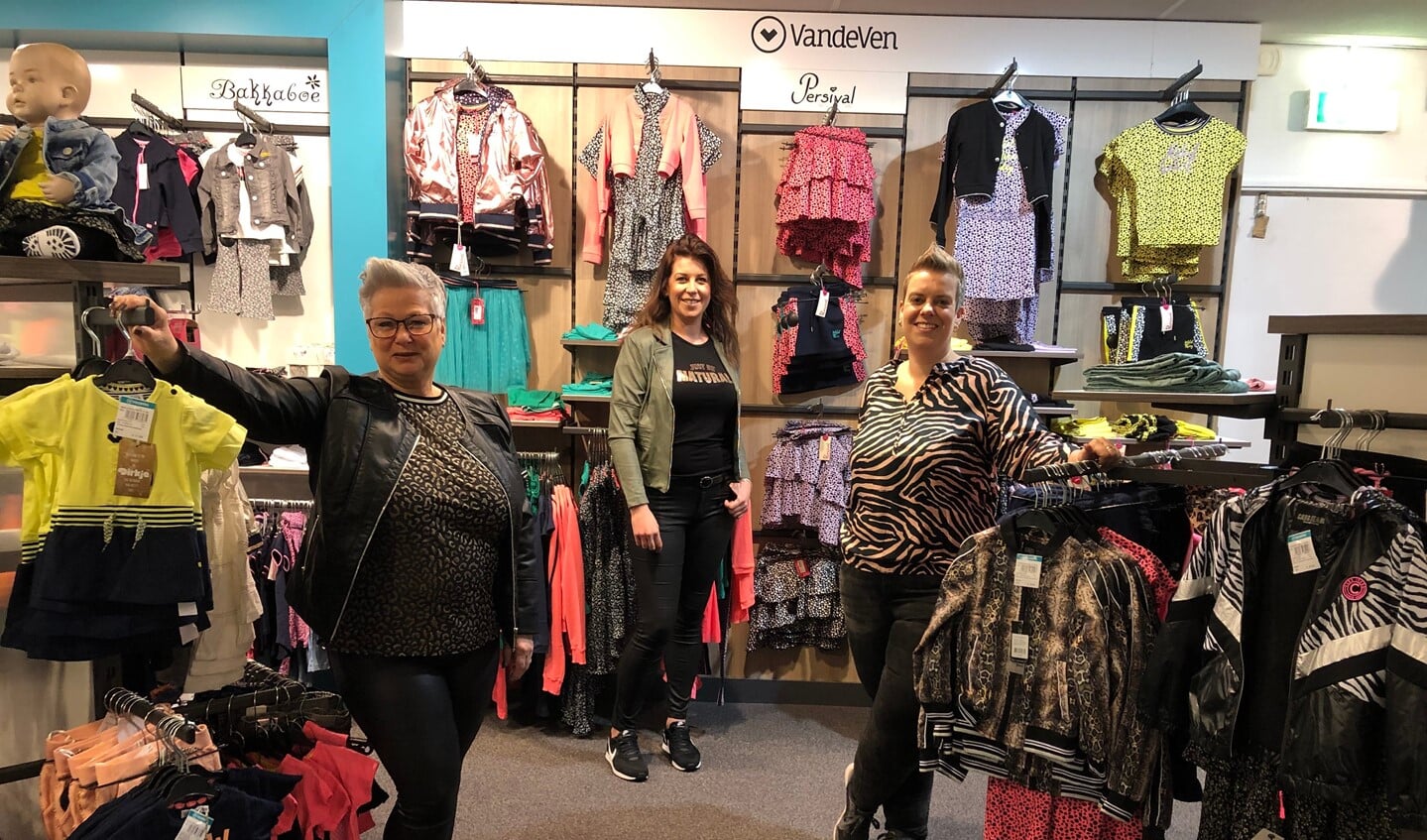Thera, Kitty en Linda van Van de Ven Fashion in Oostvoorne