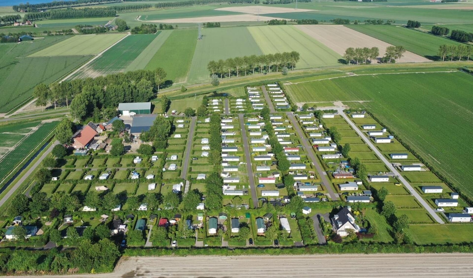 Uit dit prachtige overzicht blijkt wel hoe mooi camping 't Vogelnest in Stad aan 't Haringvliet gelegen is.