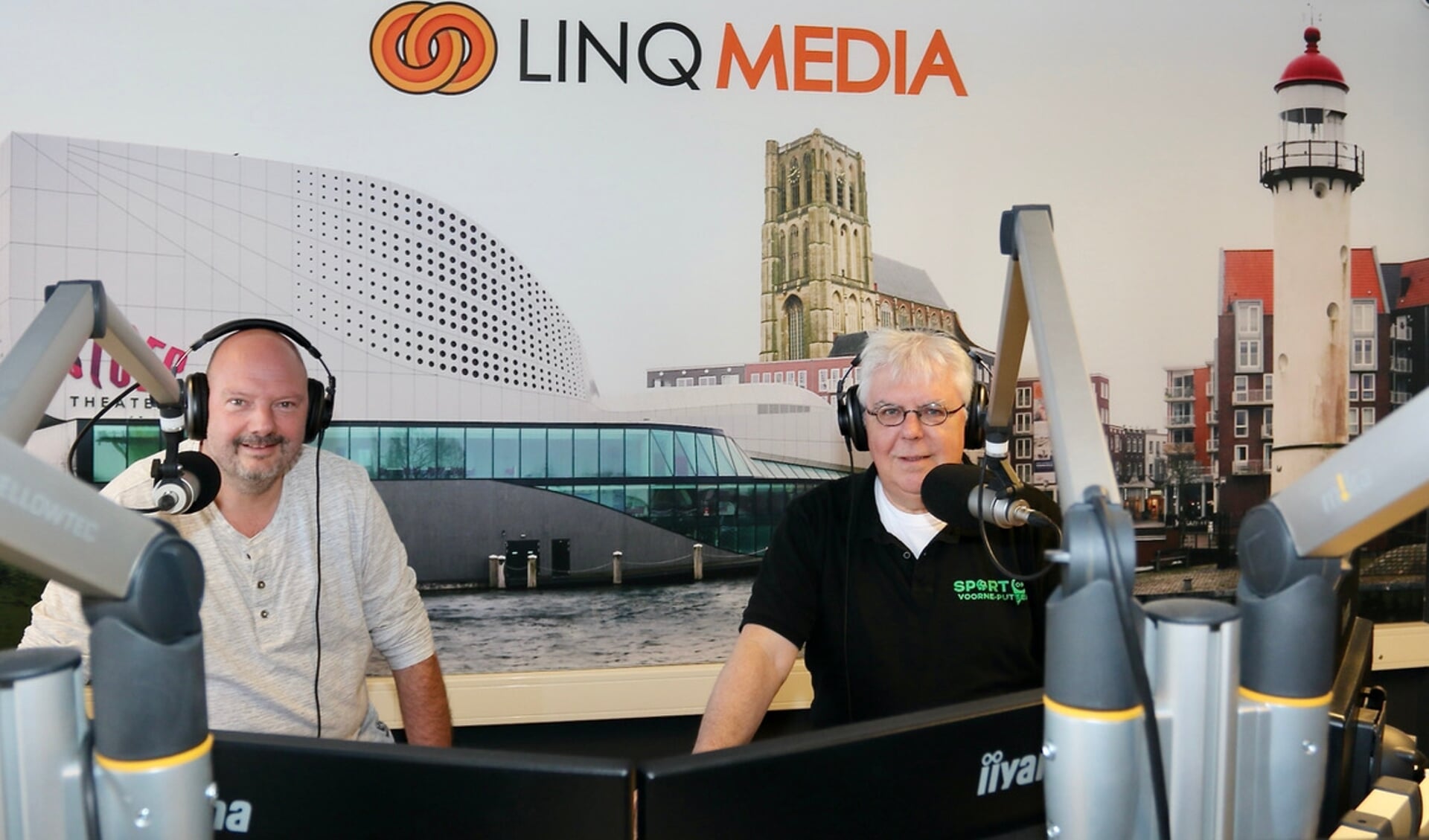 Marcel van den Nieuwendijk (links) en Jack Holten presenteren elke zaterdagmiddag van 14.00 tot 17.00 uur op LINQ Media FM het sportprogramma Sport op Voorne-Putten. Foto Theo van Kralingen.