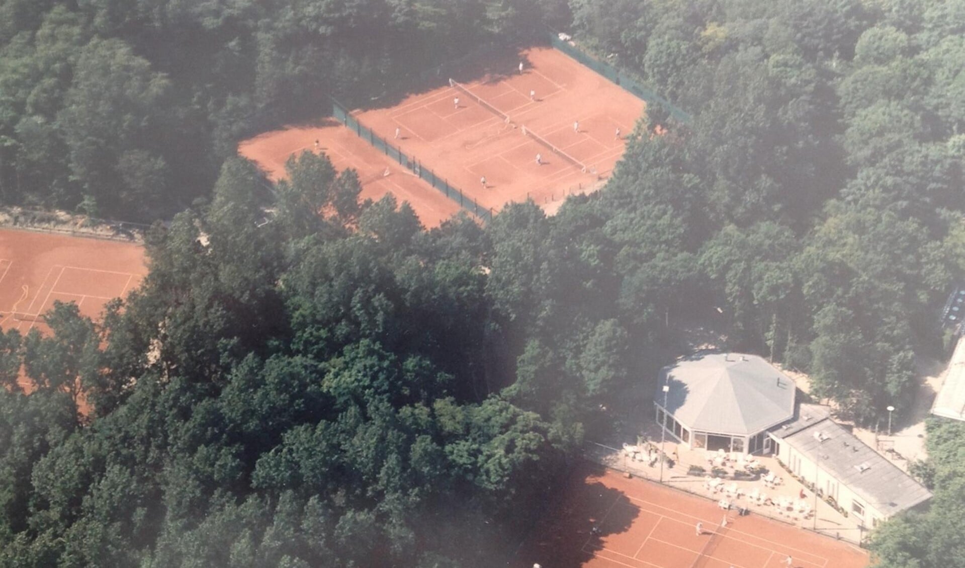 Het prachtige tennispark is gelegen in de duinen aan de 1e Slag in Rockanje 
