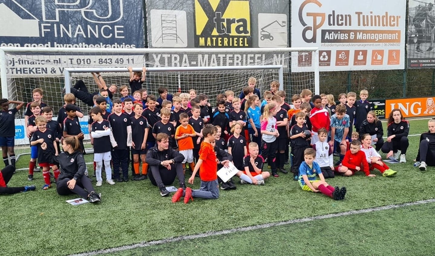 De jeugd van Hellevoetsluis kwam afgelopen donderdag weer flink aan hun trekken tijdens de Excelsior Voetbaldag op het hoofdveld van het sportpark aan de Brielsestraatweg.