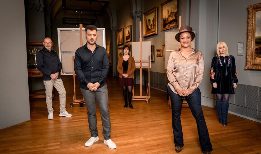 <p>U ziet Camile Aquino uiterst rechts op de foto. </p>