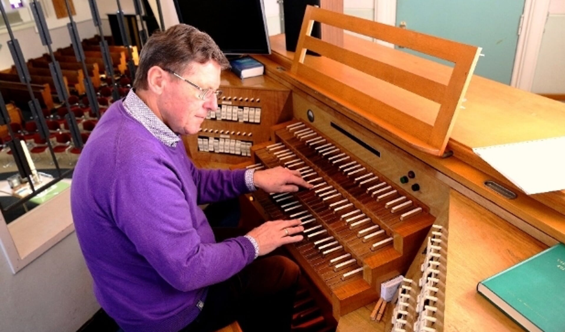 Adri Poortvliet aan het orgel van de Eendrachtskerk in Zuid-Beijerland. (archieffoto: Conno Bochoven)