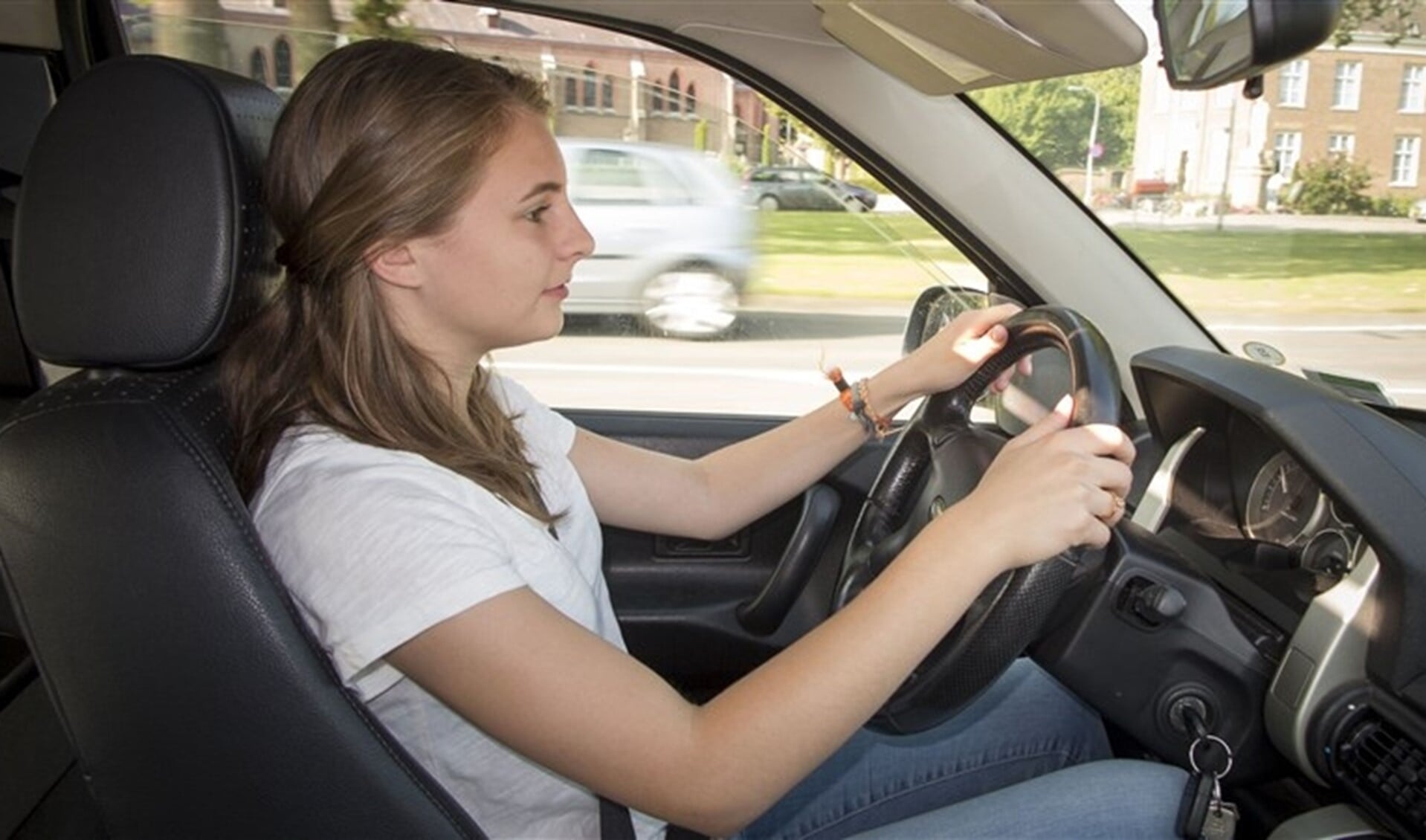 Een jonge vrouw van 18 jaar heeft zojuist haar rijbewijs gehaald en rijdt nu naar huis in haar  auto