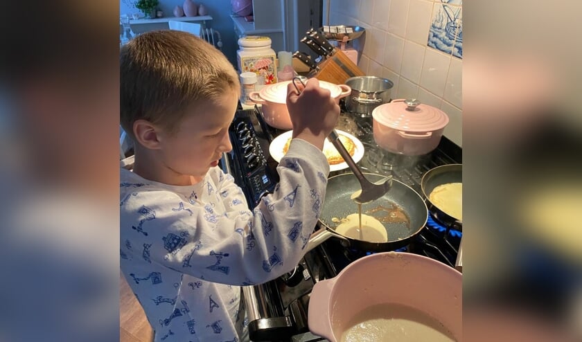 <p>Maas vermaakte zich prima tijdens het pannenkoeken bakken!</p>