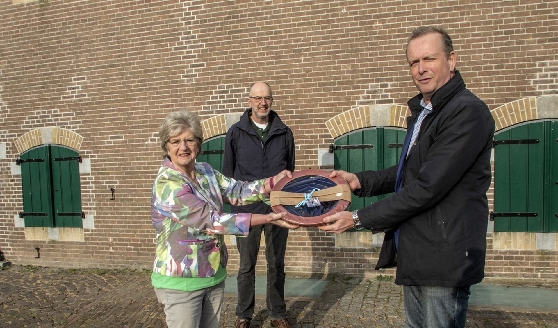 De award werd door Rafael Deroo (EFFORTS) overhandigd aan wethouder cultuur Margriet den Brok. 