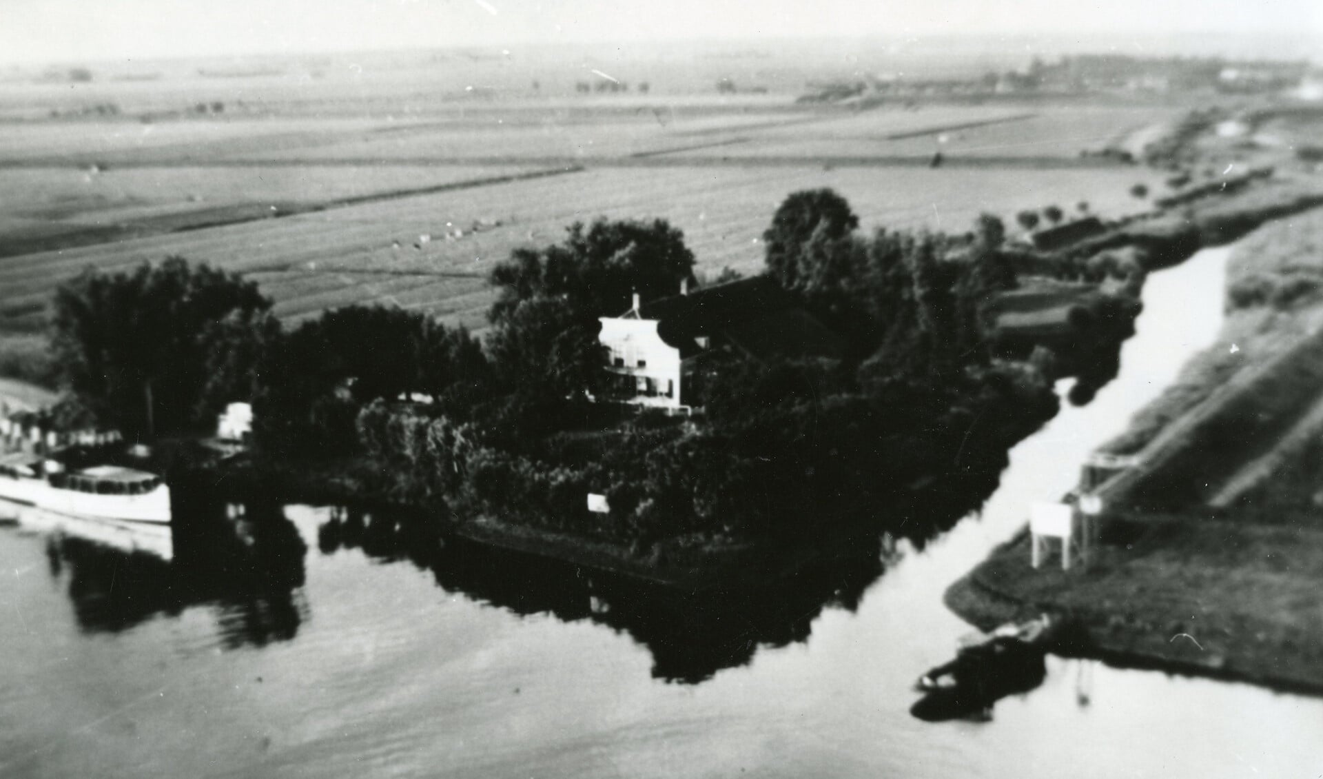 Boerderij van de familie Dekker langs het Havenhoofd aan het Spijkenisser Veer, 1936