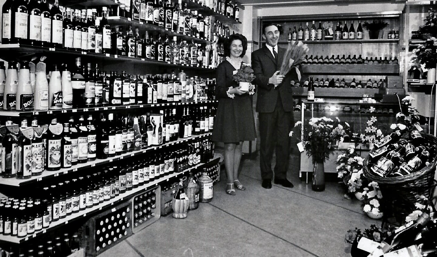 Maup en Willy Philipse Hokke bij de opening van hun winkel in Rockanje