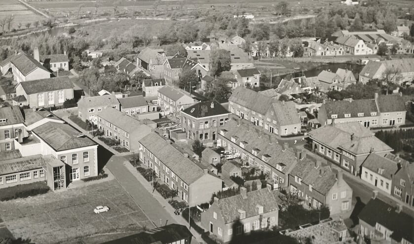 Wat herken je bij het bekijken van deze oude luchtfoto?
