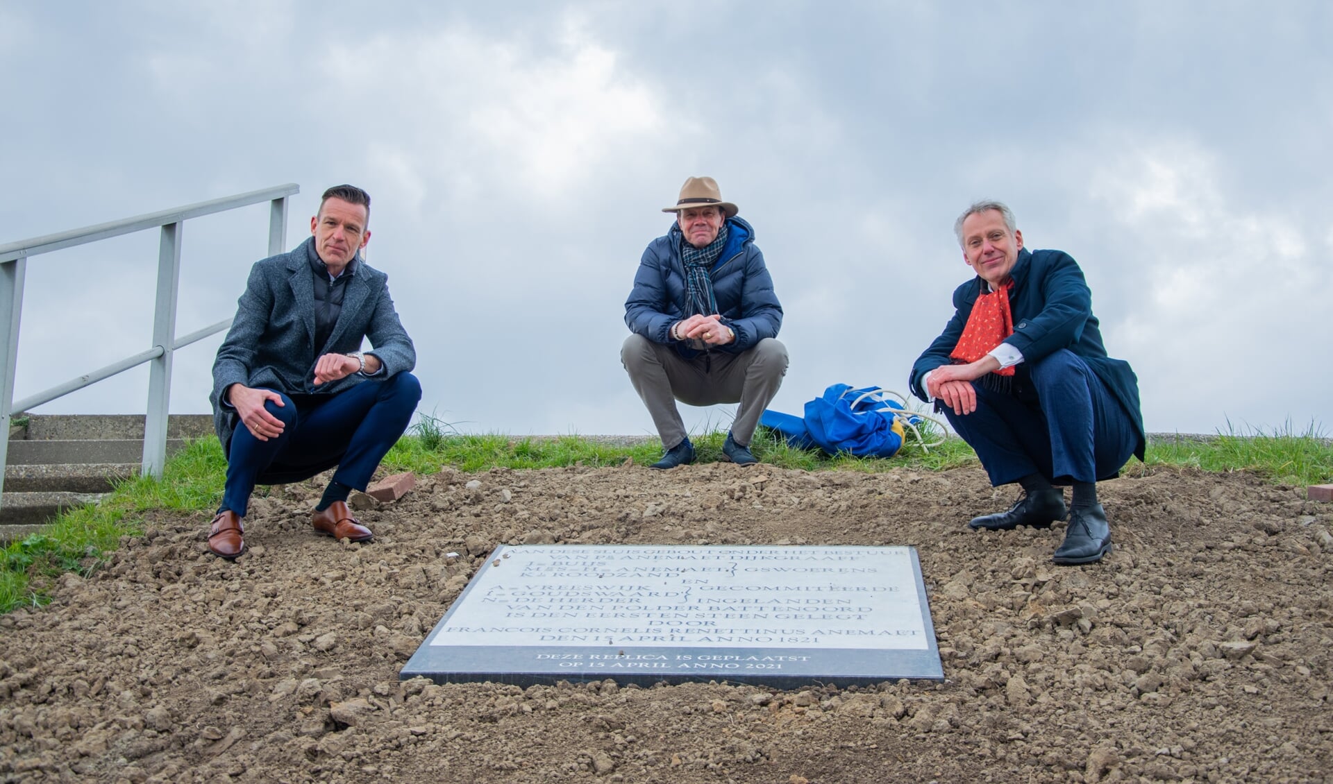 V.l.n.r.: Wethouder Daan Markwat, dorpsraadsecretaris Dick Jonker en dijkgraaf Jan Bonjer onthulden de replica in de dijk van Battenoord.  Foto: Sam Fish