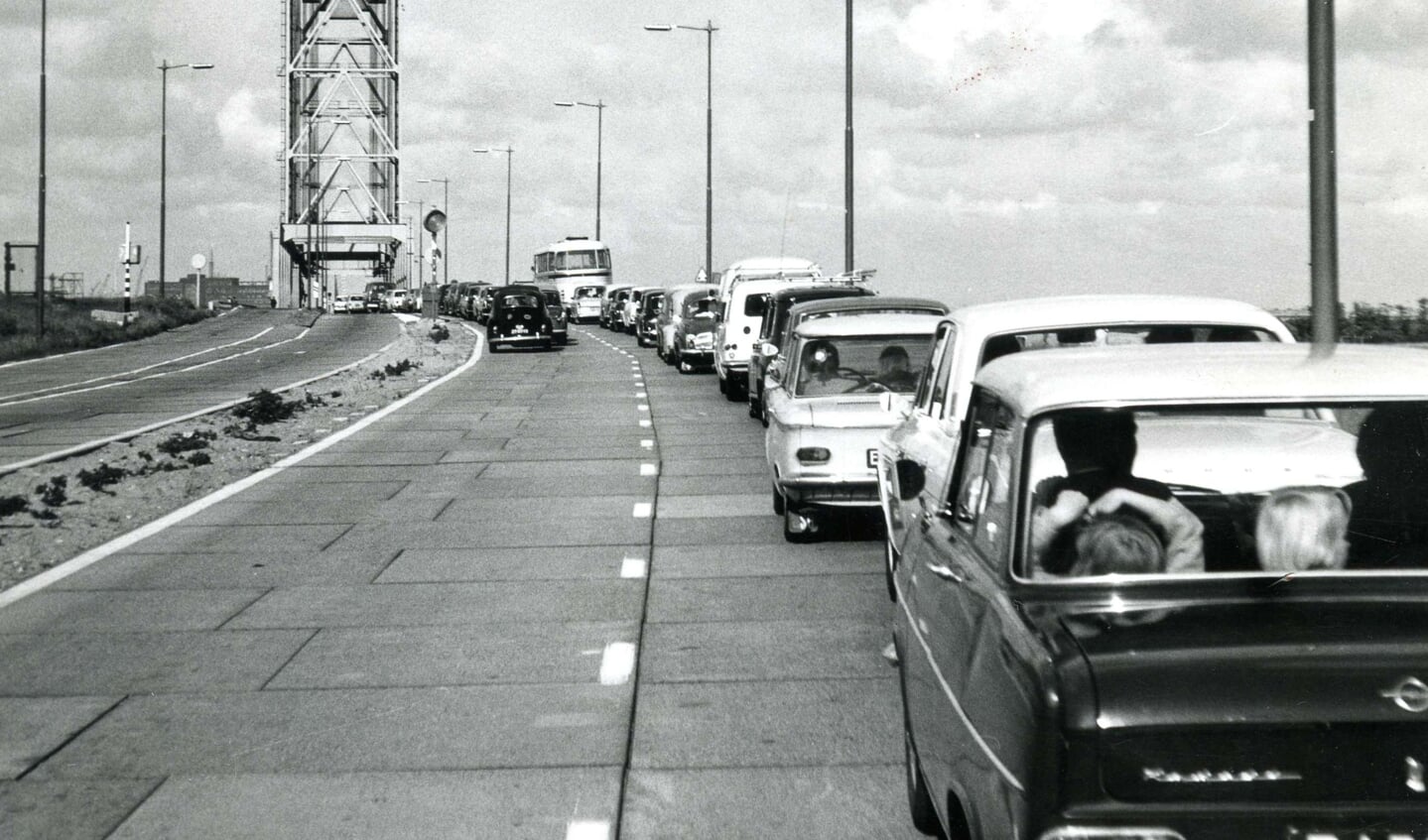 In 1968 stond men al in de file voor de brug; dat is nog niet veranderd. 